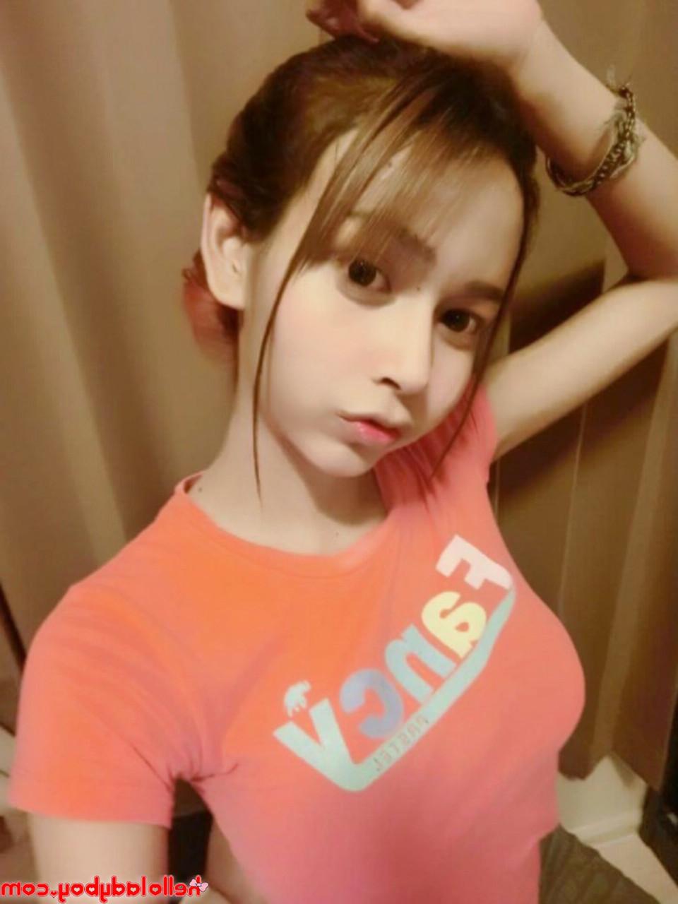 20P La petite transexuelle asiatique Yuki affiche son décolleté séduisant dans sa compilation.