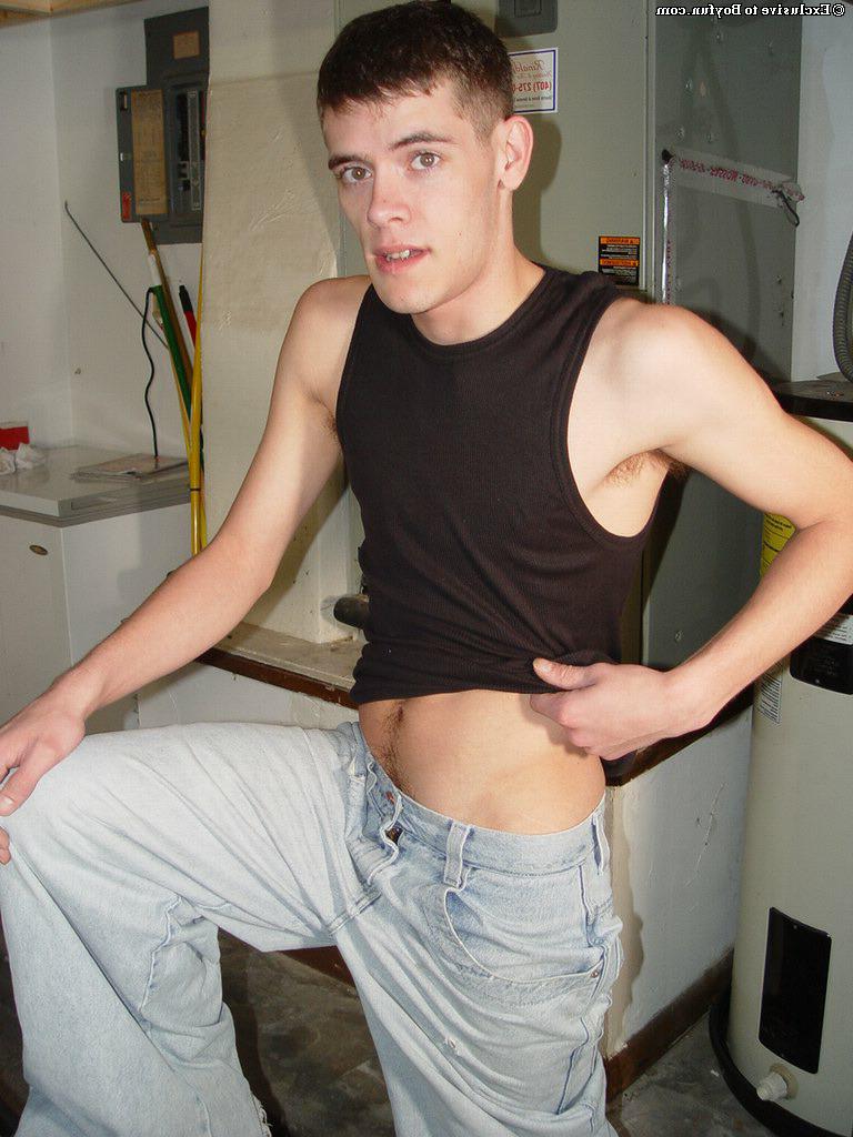20P Gay Harold Tigue tira a calça jeans, se masturba na garagem e goza no carro