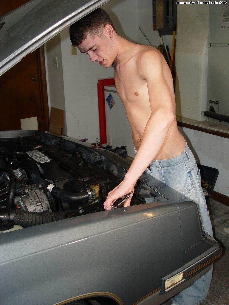 20P Gay Harold Tigue tira a calça jeans, se masturba na garagem e goza no carro