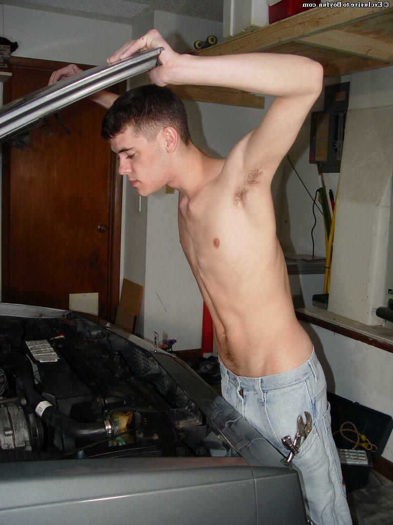 20P Gay Harold Tigue tira a calça jeans, se masturba na garagem e goza no carro