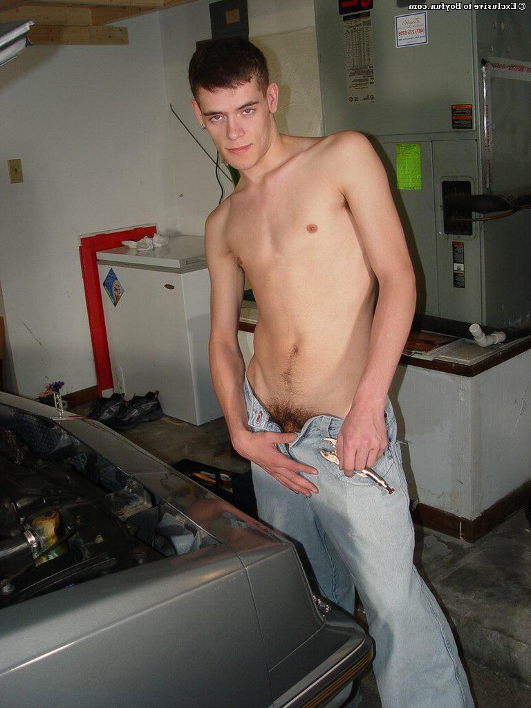 20P Gay Harold Tigue tira a calça jeans, se masturba na garagem e goza no carro