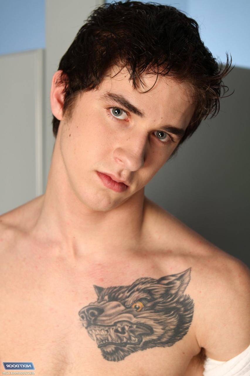 20P O gay excitado Axel Wolf tira a roupa e tira o pau grande
