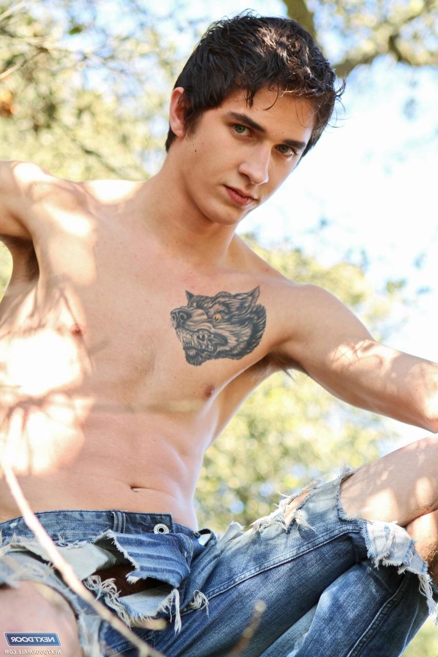 20P O gay excitado Axel Wolf tira a roupa e tira o pau grande