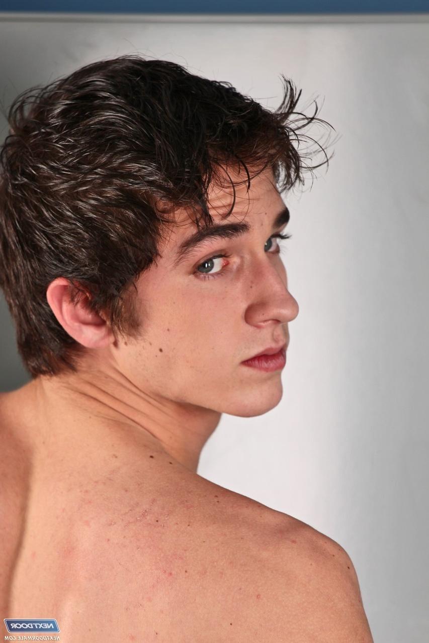 20P O gay excitado Axel Wolf tira a roupa e tira o pau grande