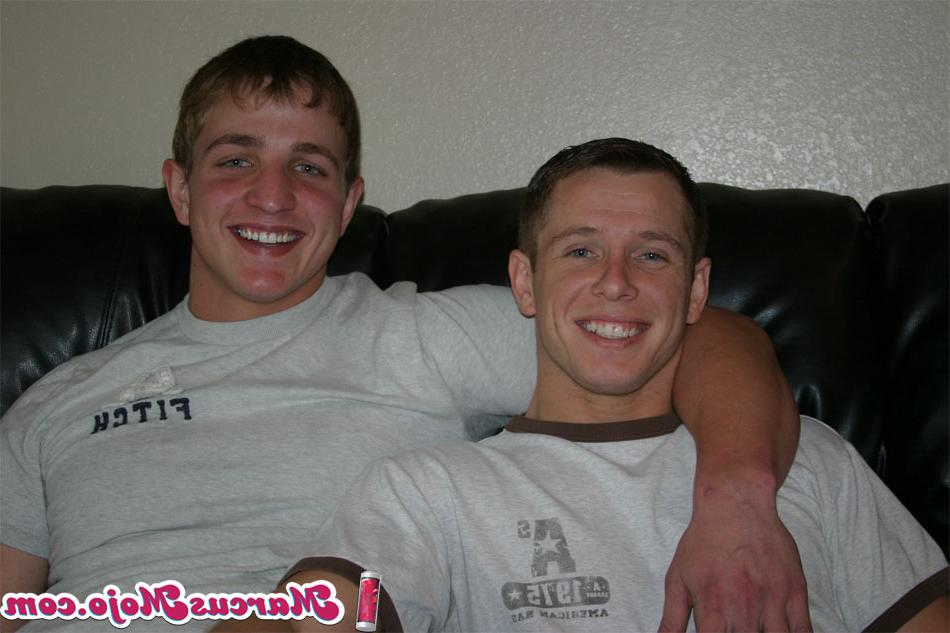 20P Los gays cachondos Tommy D y Marcus Mojo disfrutan de juegos orales antes de masturbarse