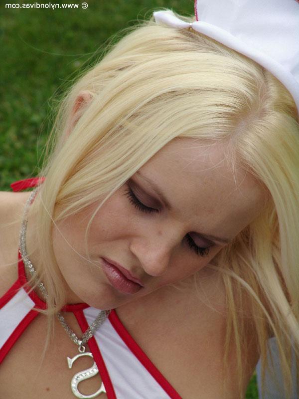 14P Blonde Krankenschwestern haben Dreiersex in einer Hinterhofumgebung