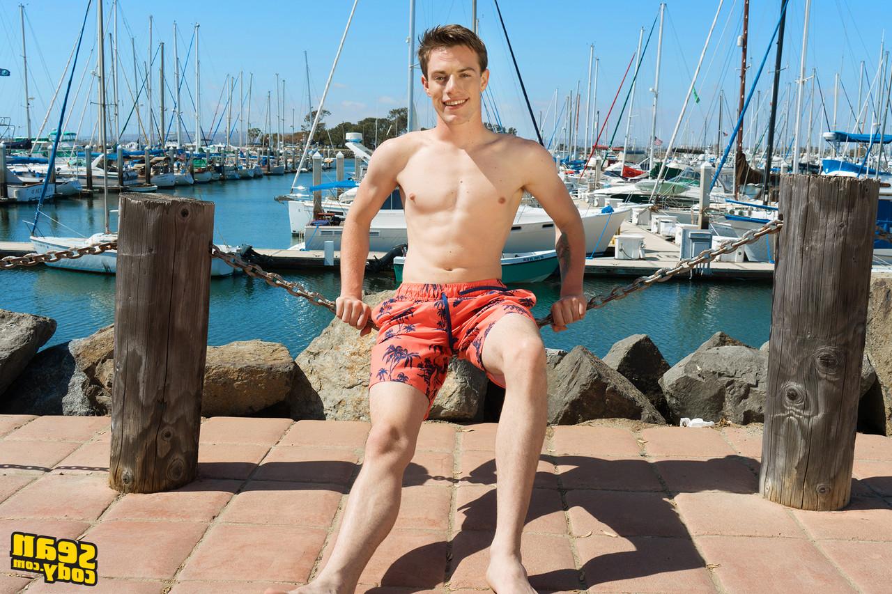 13P Hübscher Kerl posiert auf einem Pier, zieht sich dann auf einer Couch aus und masturbiert