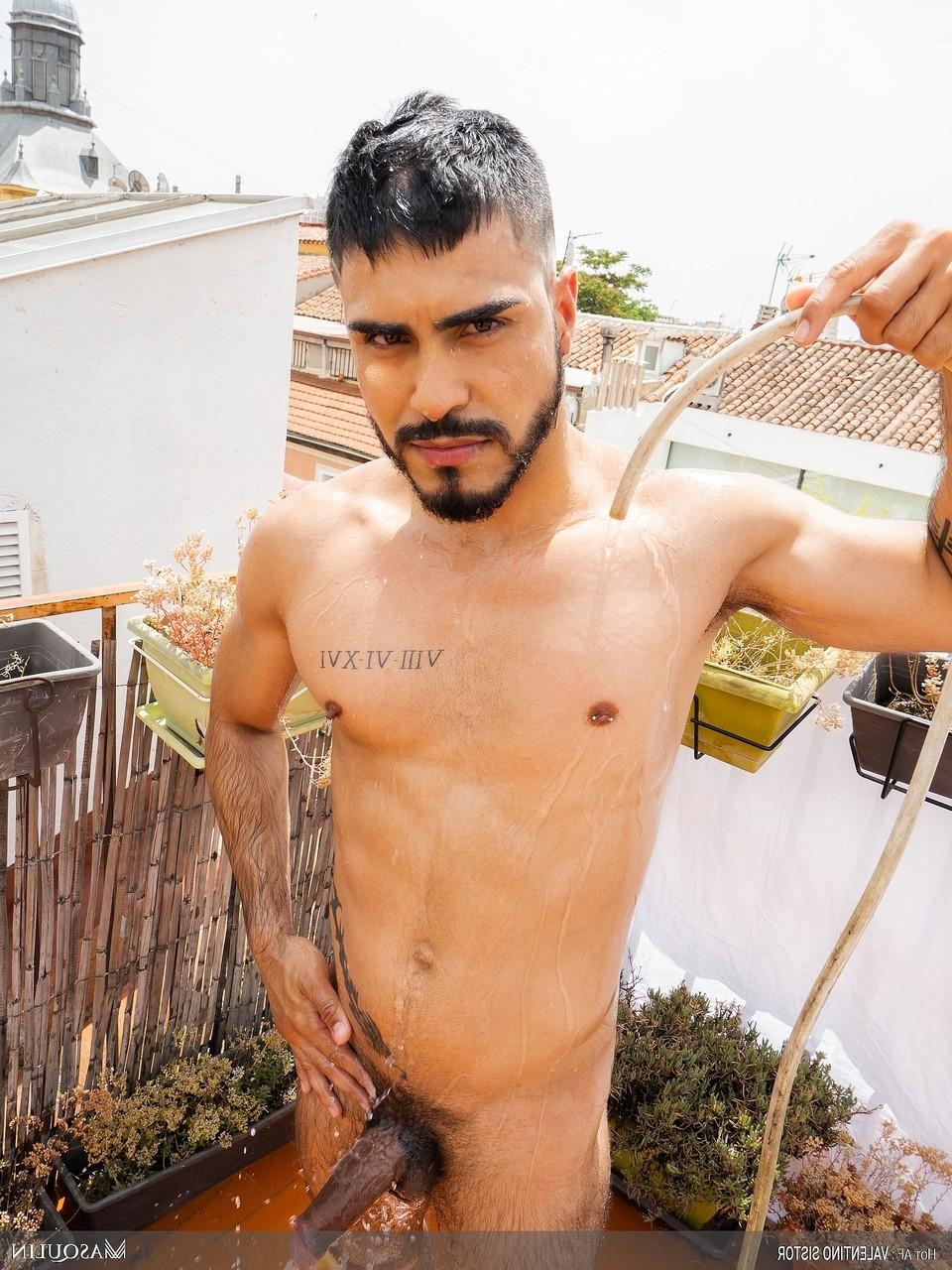 20P O fisiculturista King Heart mostra seu pau grande totalmente ereto ao ar livre