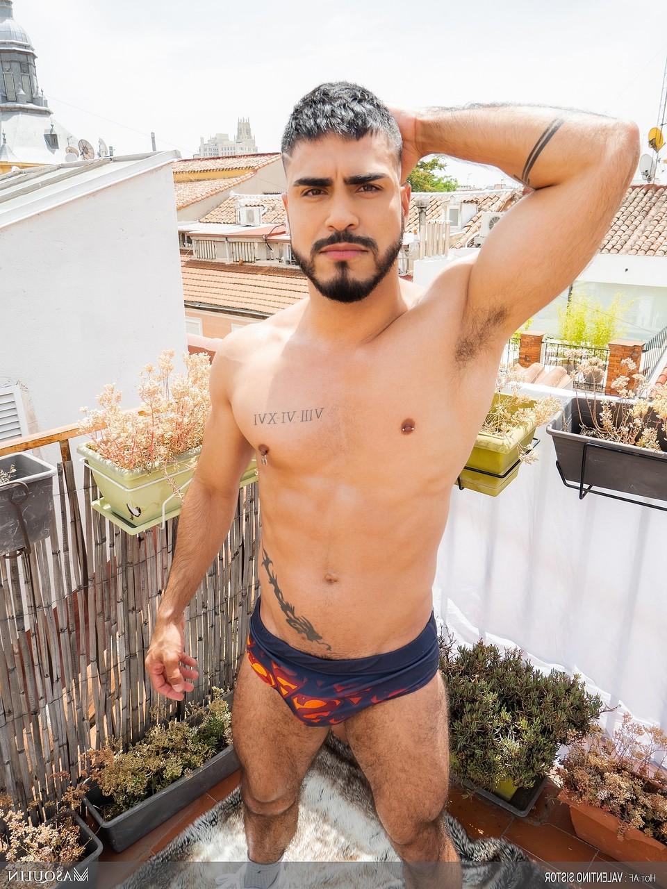 20P O fisiculturista King Heart mostra seu pau grande totalmente ereto ao ar livre