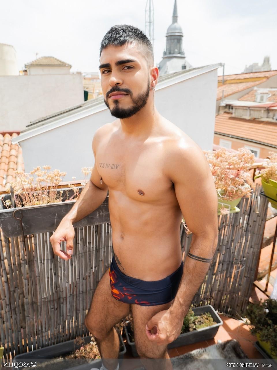 20P O fisiculturista King Heart mostra seu pau grande totalmente ereto ao ar livre