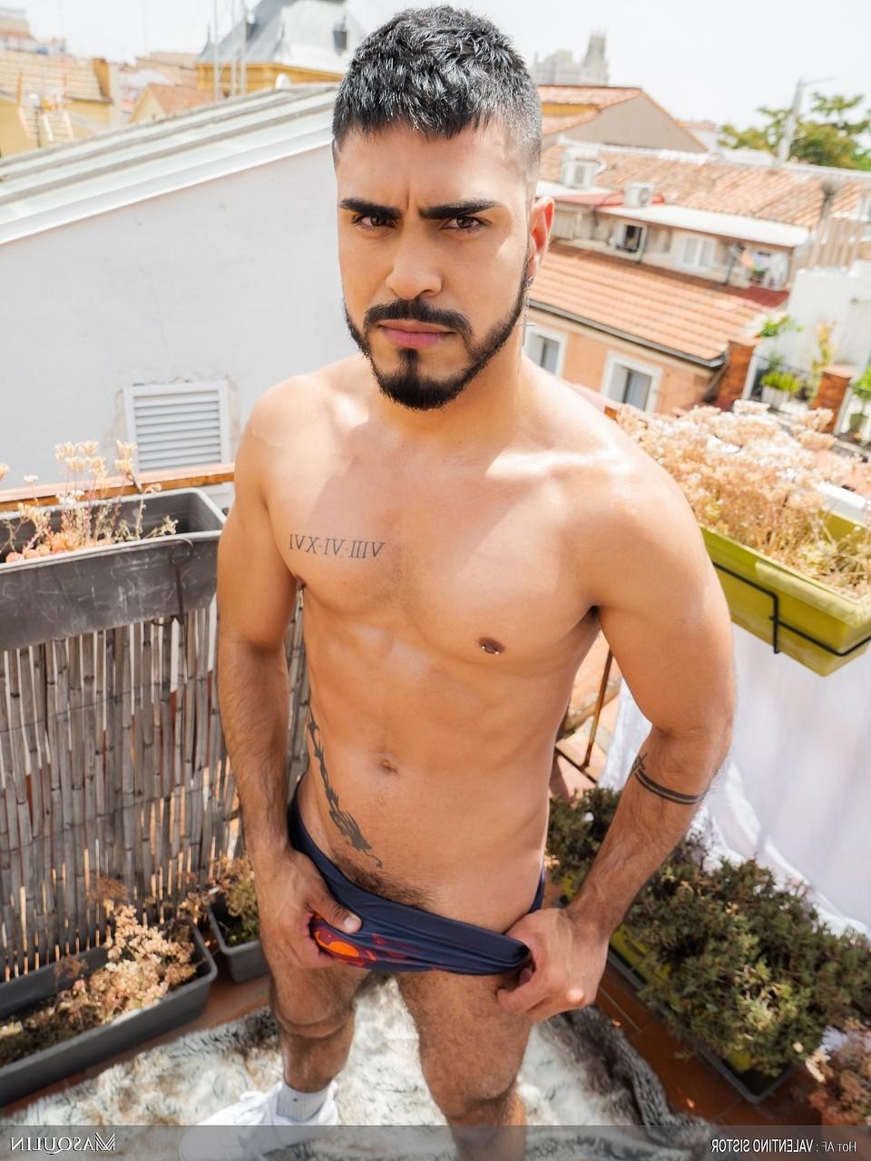20P O fisiculturista King Heart mostra seu pau grande totalmente ereto ao ar livre