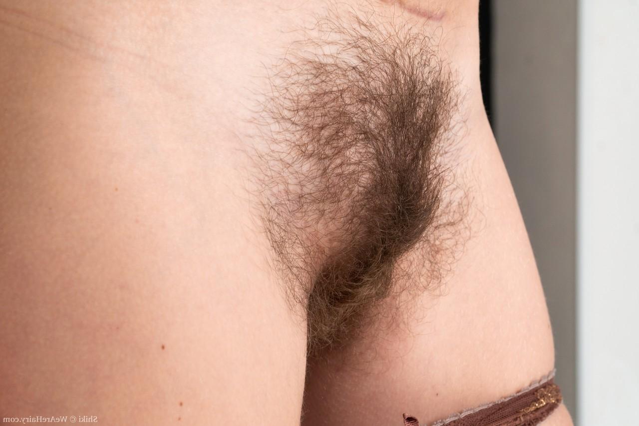 20P Loira amadora com corpo magro Shiki revela sua buceta peluda em um solo