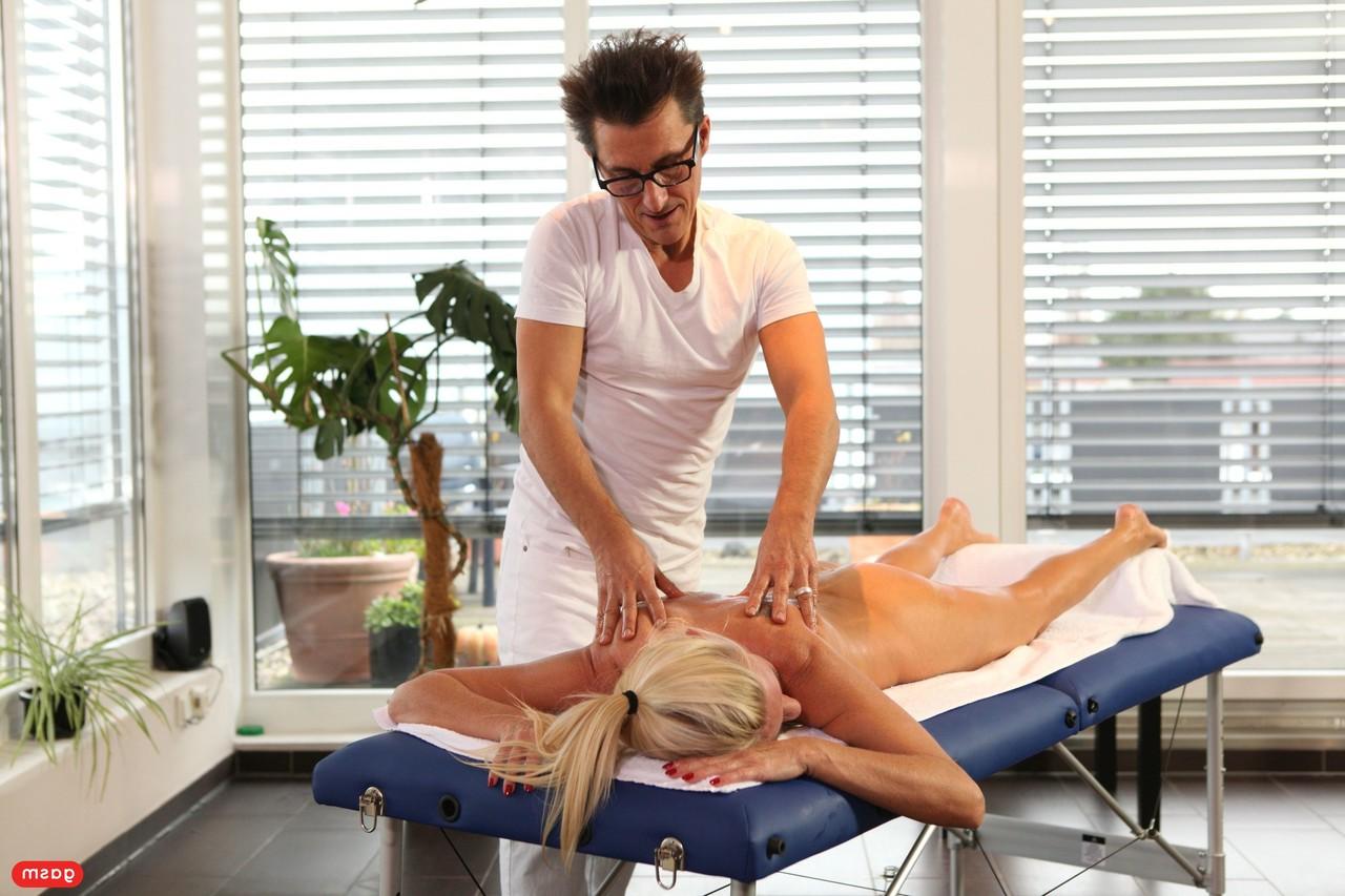 15P Die reife Blondine Dirty Tina genießt Hardcore-Sex mit ihrem Masseur