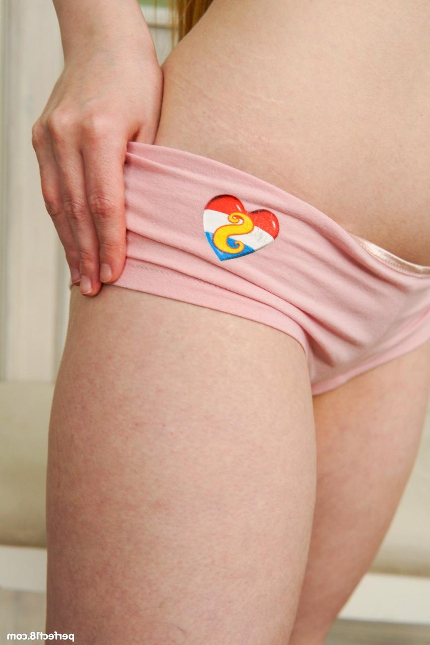 20P A gata sexy Aliska Dark mostra seus peitos minúsculos e espalha sua buceta raspada