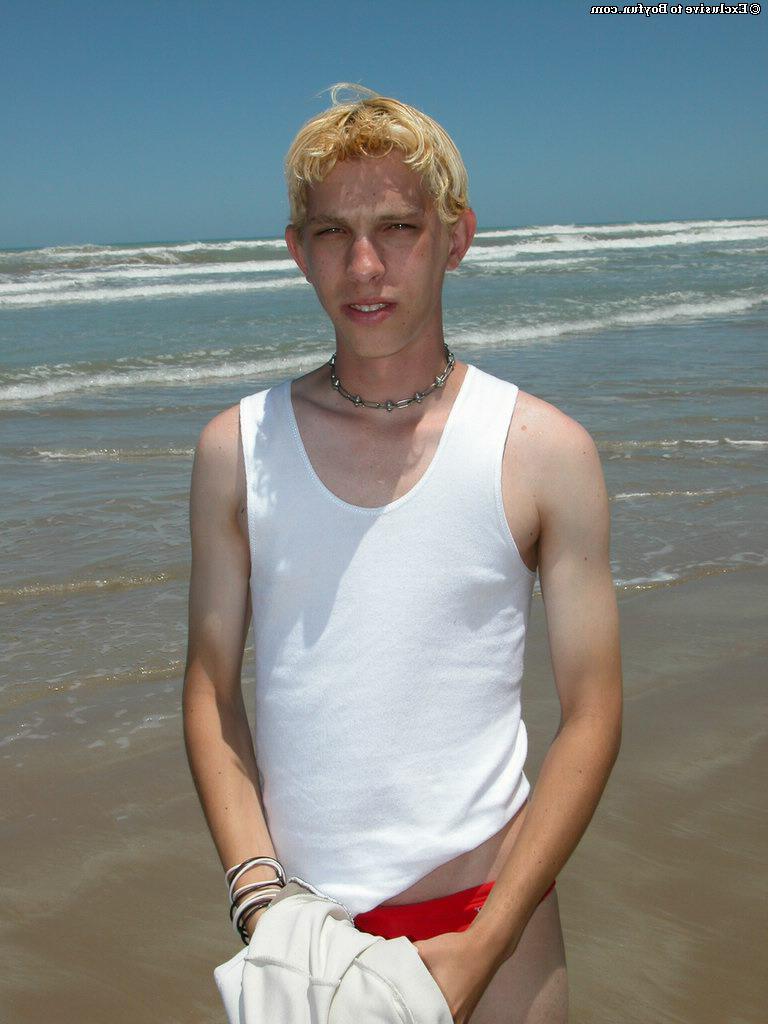 20P O loiro jovem Levi tira a camisa e a calcinha vermelha e se masturba na praia