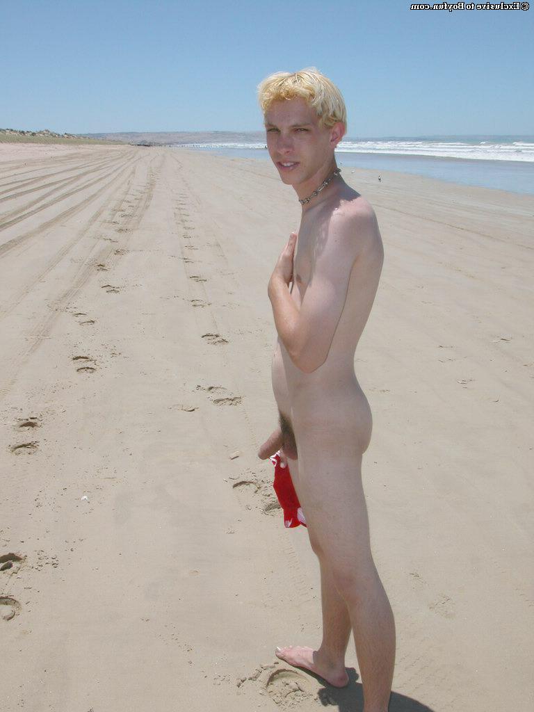 20P O loiro jovem Levi tira a camisa e a calcinha vermelha e se masturba na praia