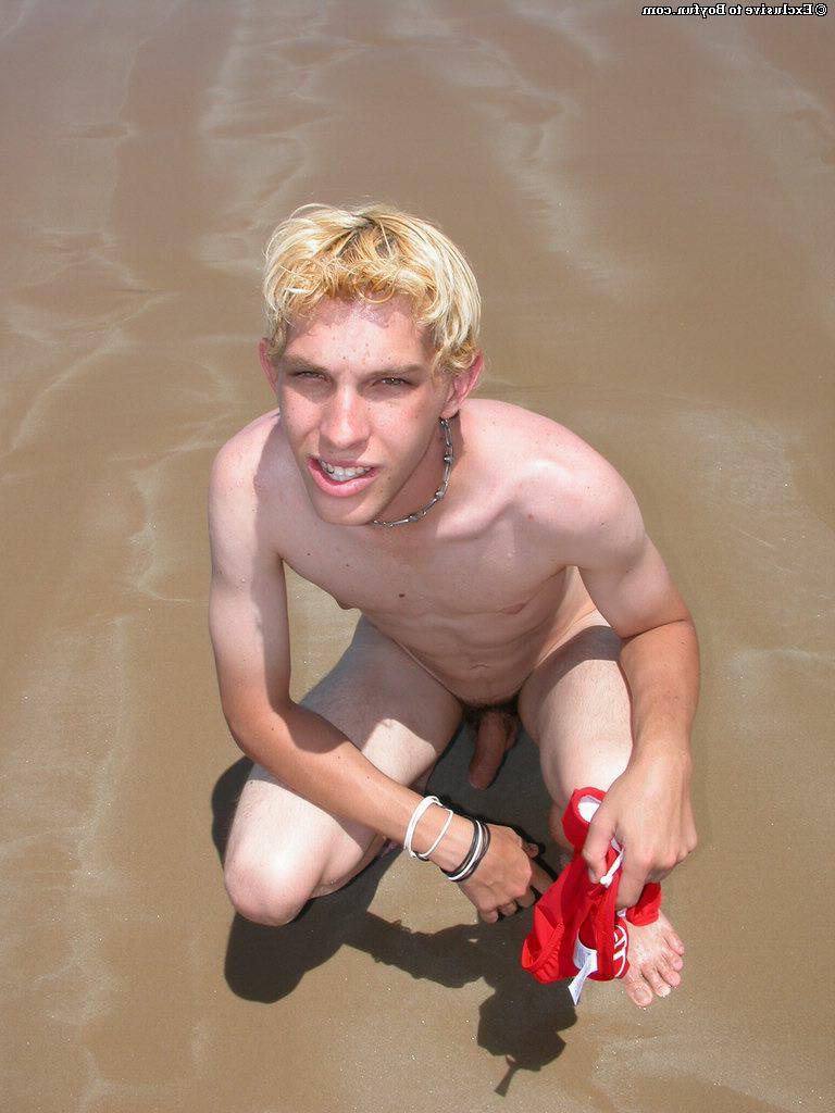 20P O loiro jovem Levi tira a camisa e a calcinha vermelha e se masturba na praia