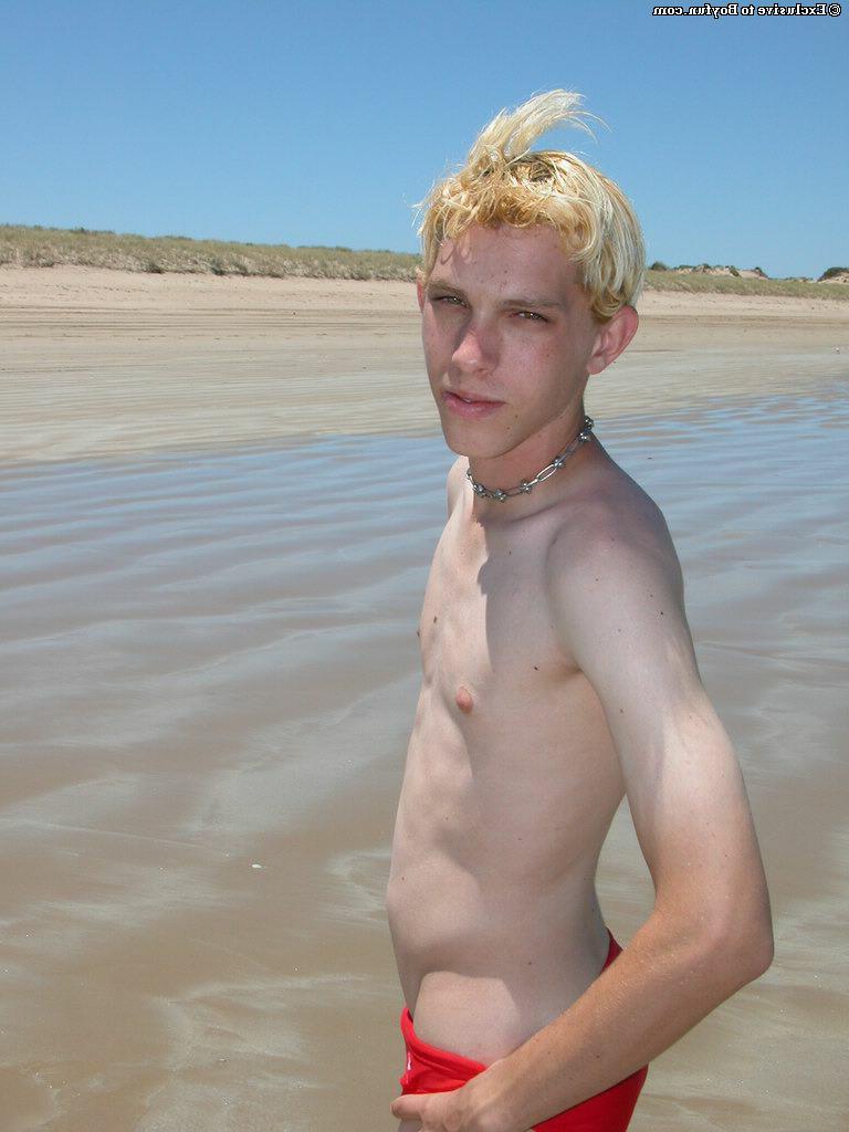 20P O loiro jovem Levi tira a camisa e a calcinha vermelha e se masturba na praia