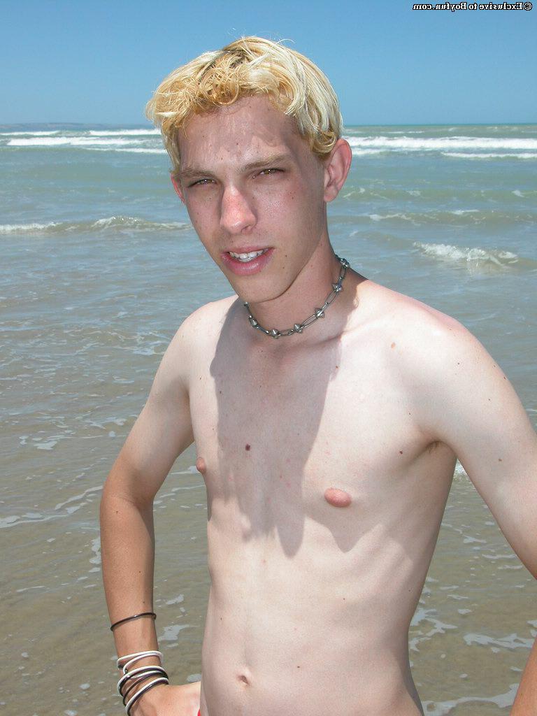 20P O loiro jovem Levi tira a camisa e a calcinha vermelha e se masturba na praia