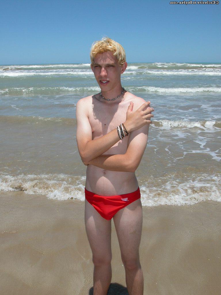 20P O loiro jovem Levi tira a camisa e a calcinha vermelha e se masturba na praia