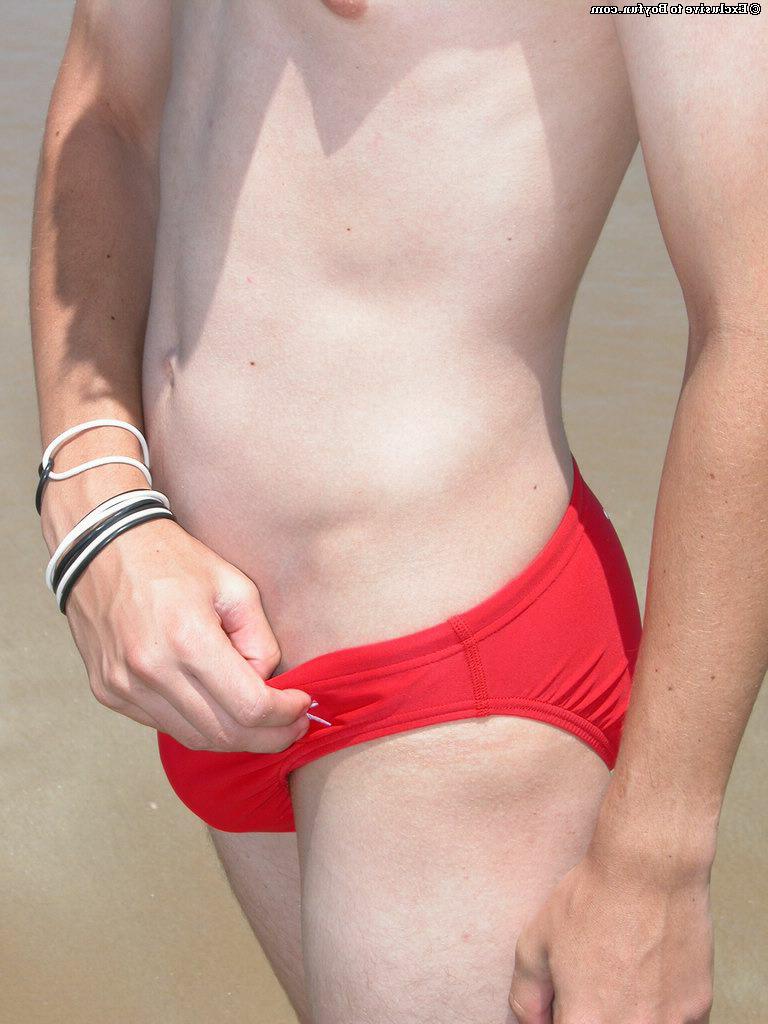 20P O loiro jovem Levi tira a camisa e a calcinha vermelha e se masturba na praia