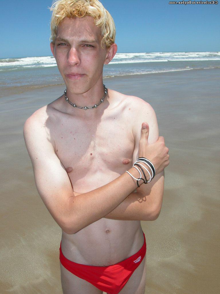 20P O loiro jovem Levi tira a camisa e a calcinha vermelha e se masturba na praia