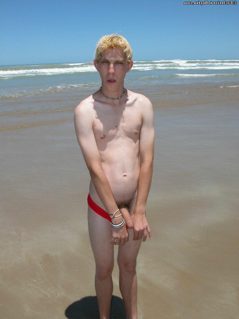 20P O loiro jovem Levi tira a camisa e a calcinha vermelha e se masturba na praia