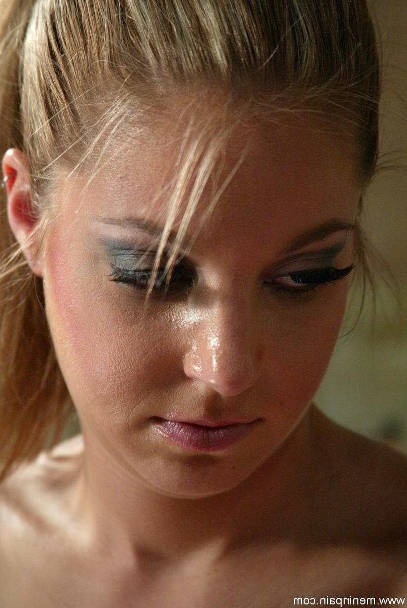 20P Femdom Hollie Stevens le hace una paja a su sumiso masculino en una sesión caliente de TCC
