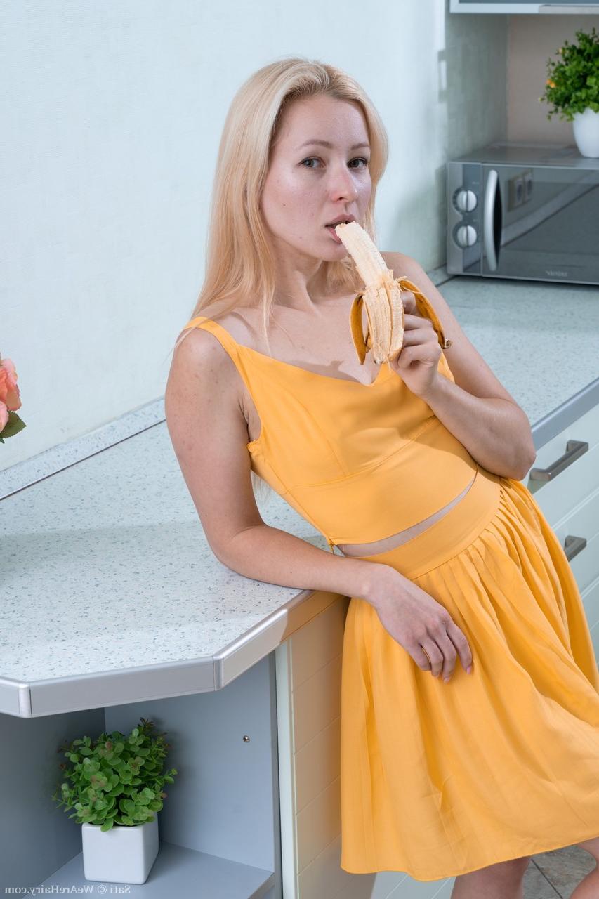 20P A boneca amadora sexy Sati tira a roupa e mostra sua coochie peluda depois de comer uma banana