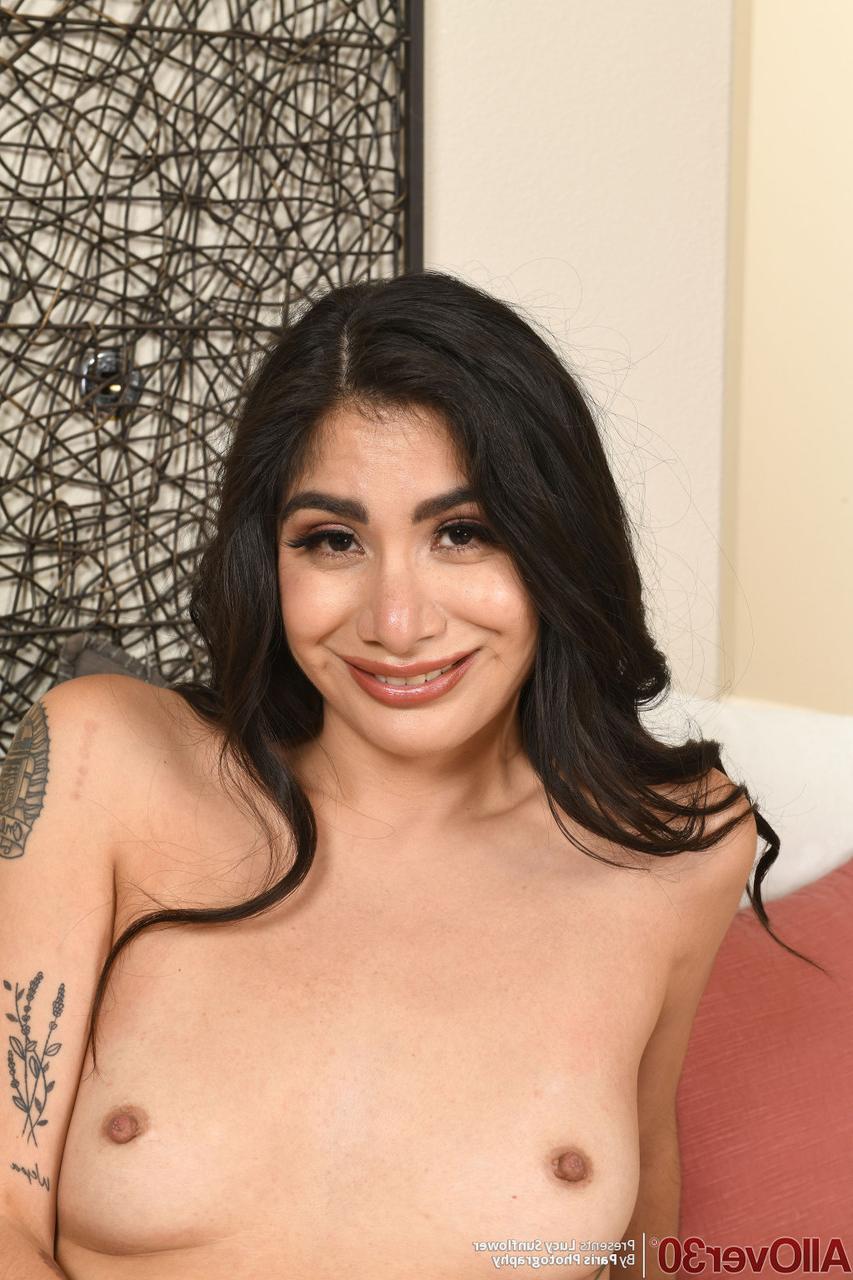 16P Die Latina-MILF Lucy Sunflower spreizt nach dem Ausziehen ihre beschnittene Muschi mit dem Finger