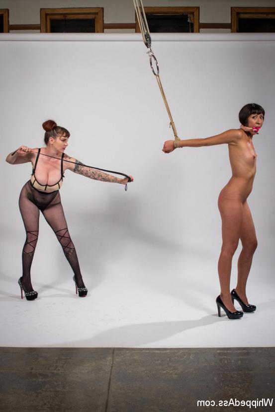 15P La sumisa morena Vivi Marie rematada por una lesbiana tetona
