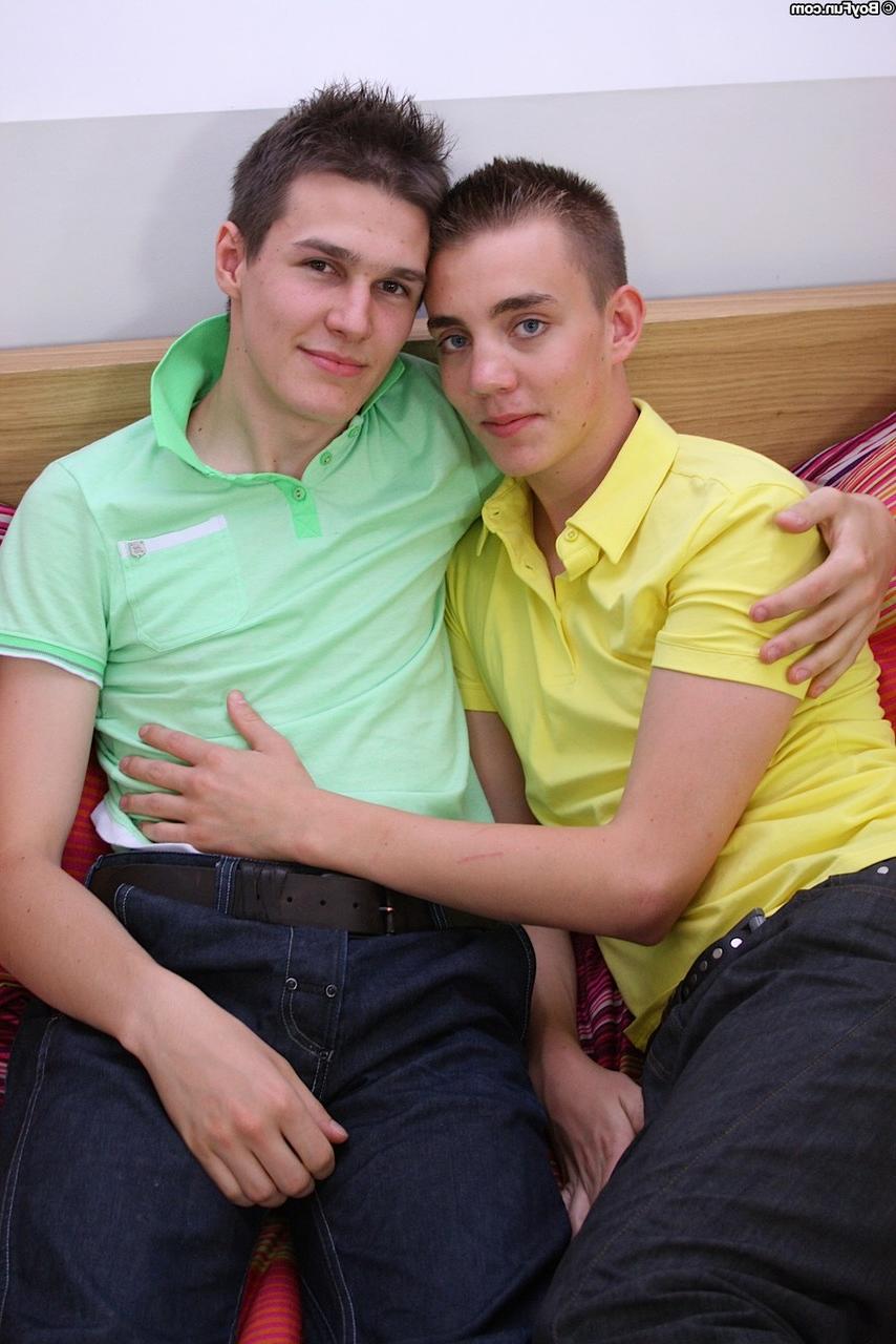 20P Adolescentes gays fofos Jake e Jason tiram a roupa e transam depois de uma briga de travesseiros