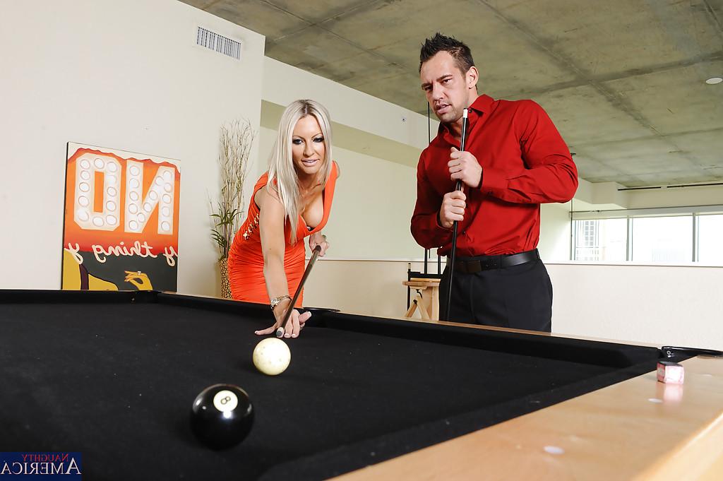 16P Reality wife Emma Starr is doing the hottest handjob to her man