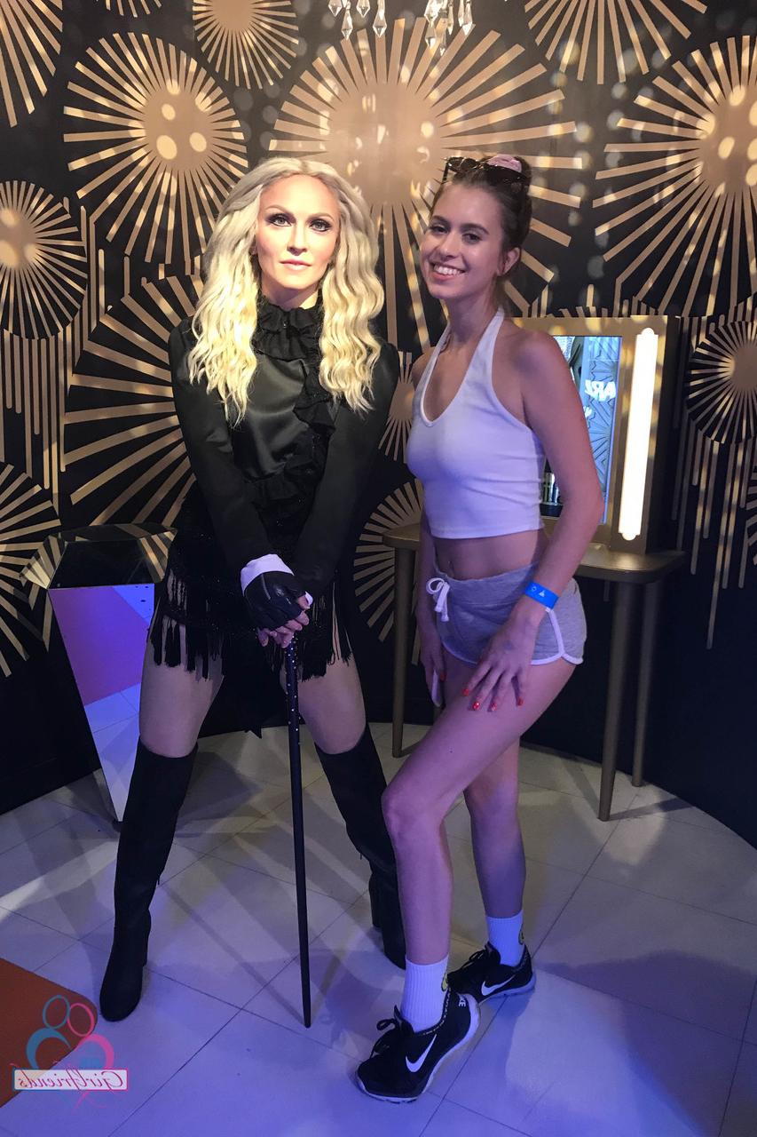 20P A linda gata Jill Kassidy mostra suas pernas quentes em uma compilação sexy usando shorts
