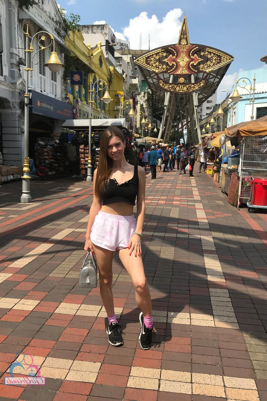 20P A linda gata Jill Kassidy mostra suas pernas quentes em uma compilação sexy usando shorts