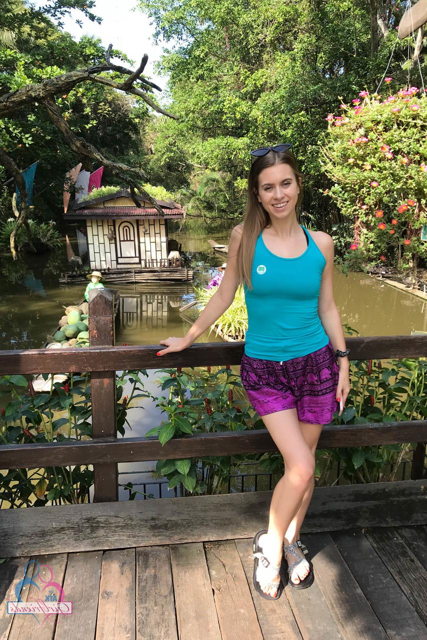 20P A linda gata Jill Kassidy mostra suas pernas quentes em uma compilação sexy usando shorts