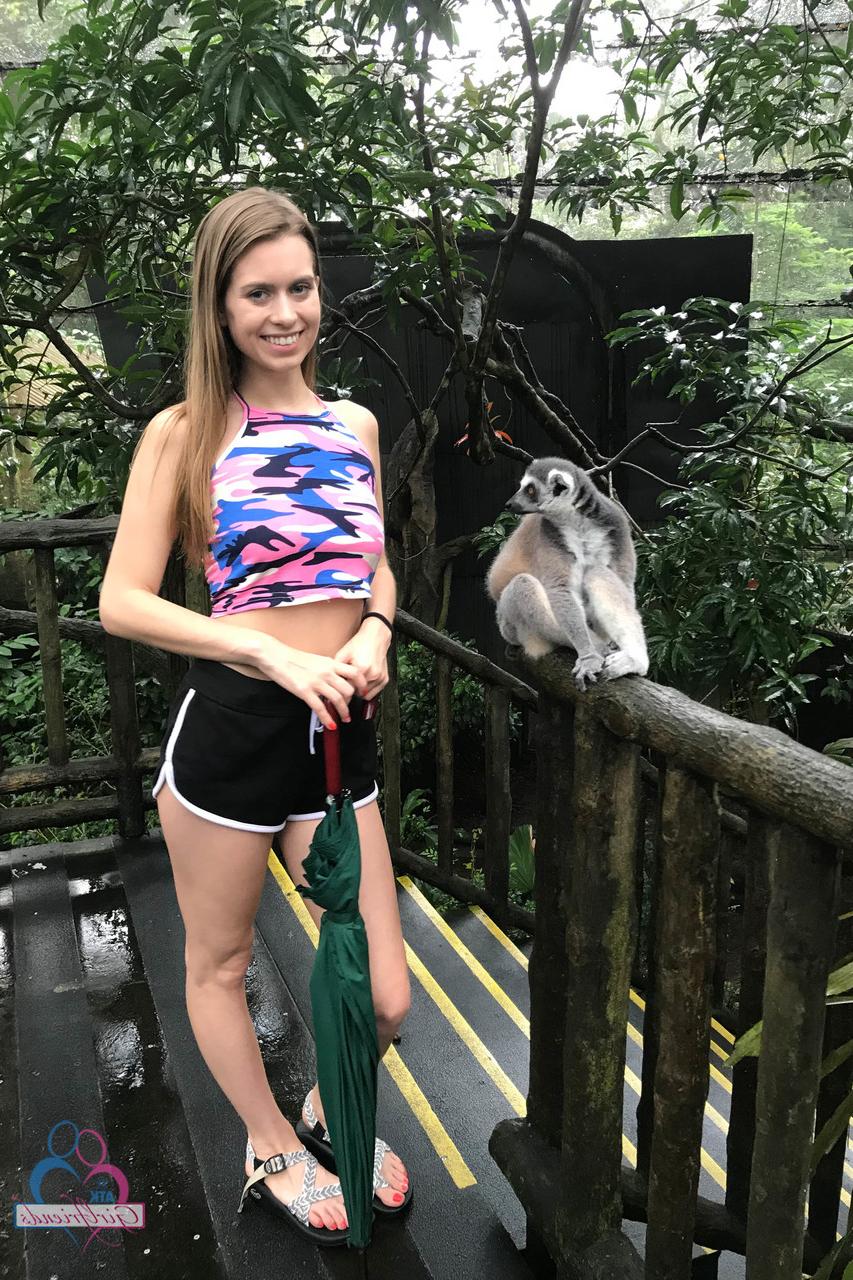 20P A linda gata Jill Kassidy mostra suas pernas quentes em uma compilação sexy usando shorts