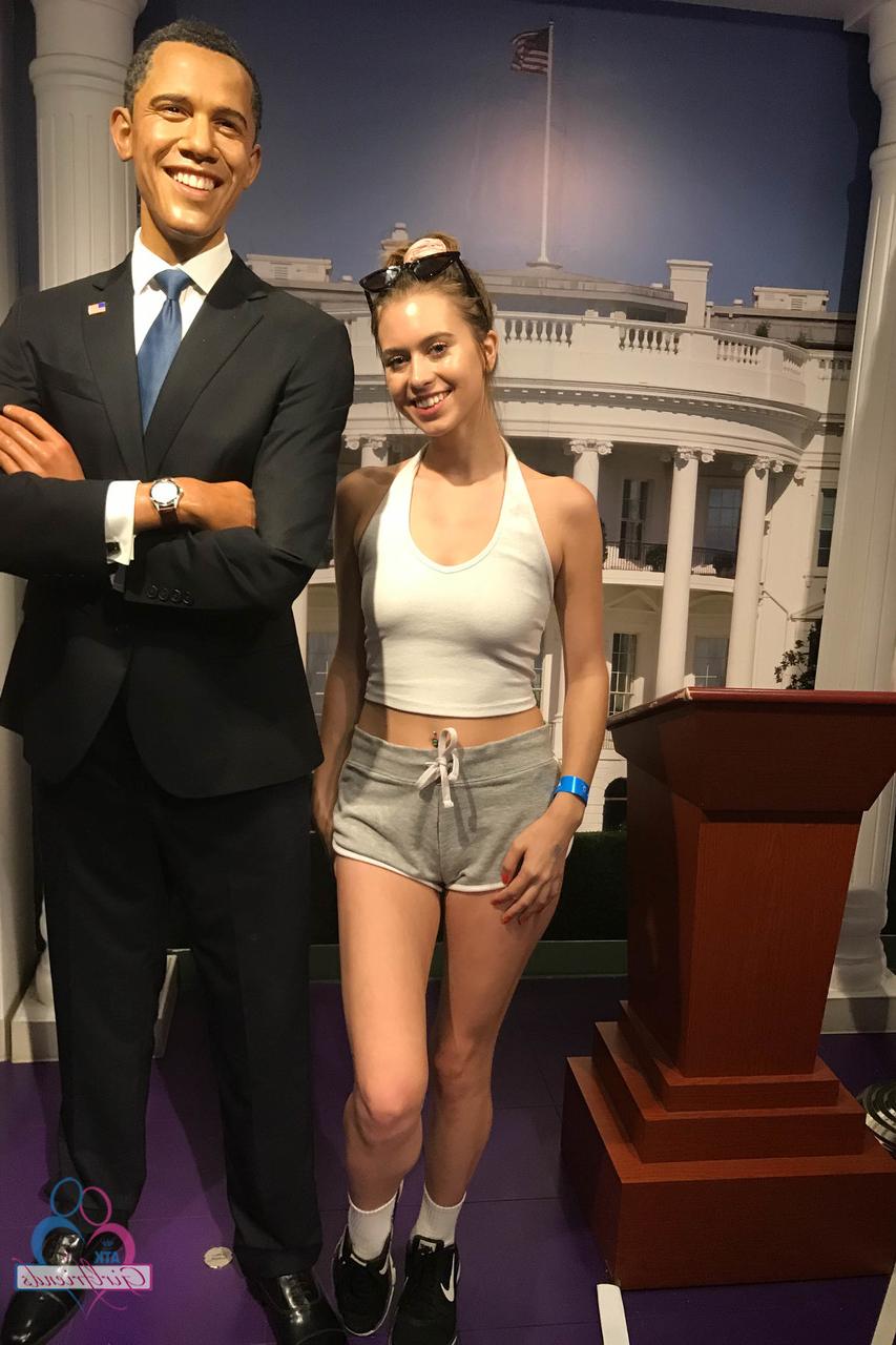 20P A linda gata Jill Kassidy mostra suas pernas quentes em uma compilação sexy usando shorts