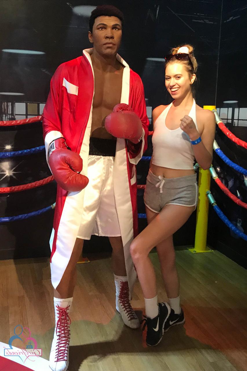 20P A linda gata Jill Kassidy mostra suas pernas quentes em uma compilação sexy usando shorts