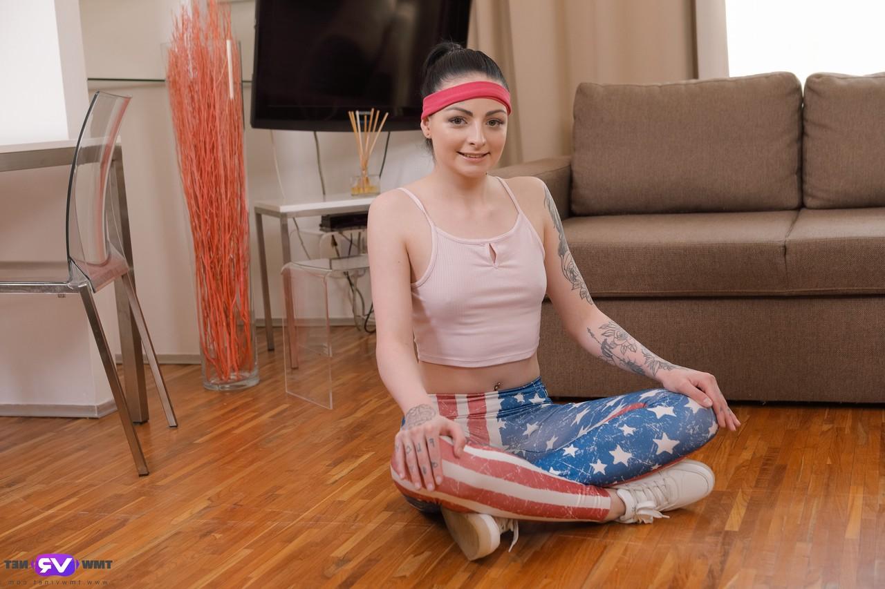 20P Die hübsche Teenagerin Sydney zieht ihr Trainingsoutfit aus und fingert ihre rasierte Muschi