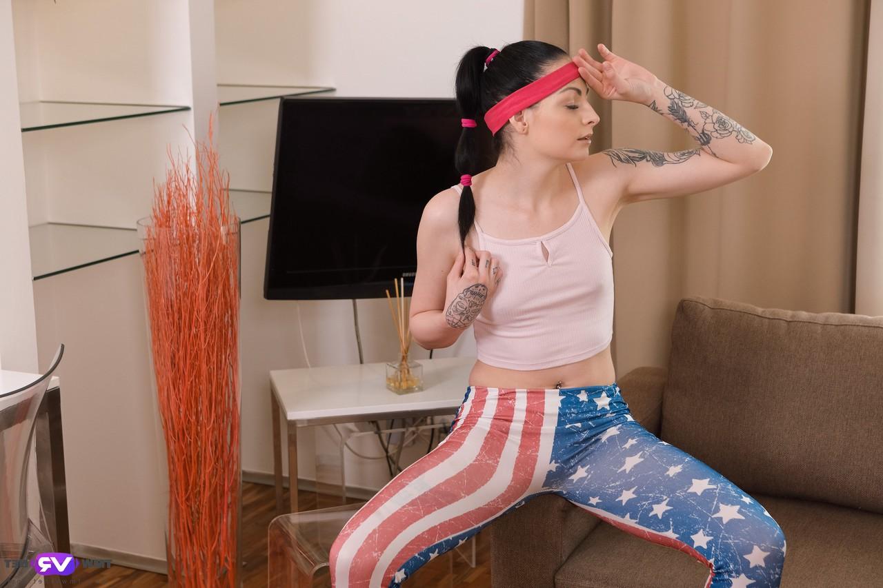 20P Die hübsche Teenagerin Sydney zieht ihr Trainingsoutfit aus und fingert ihre rasierte Muschi