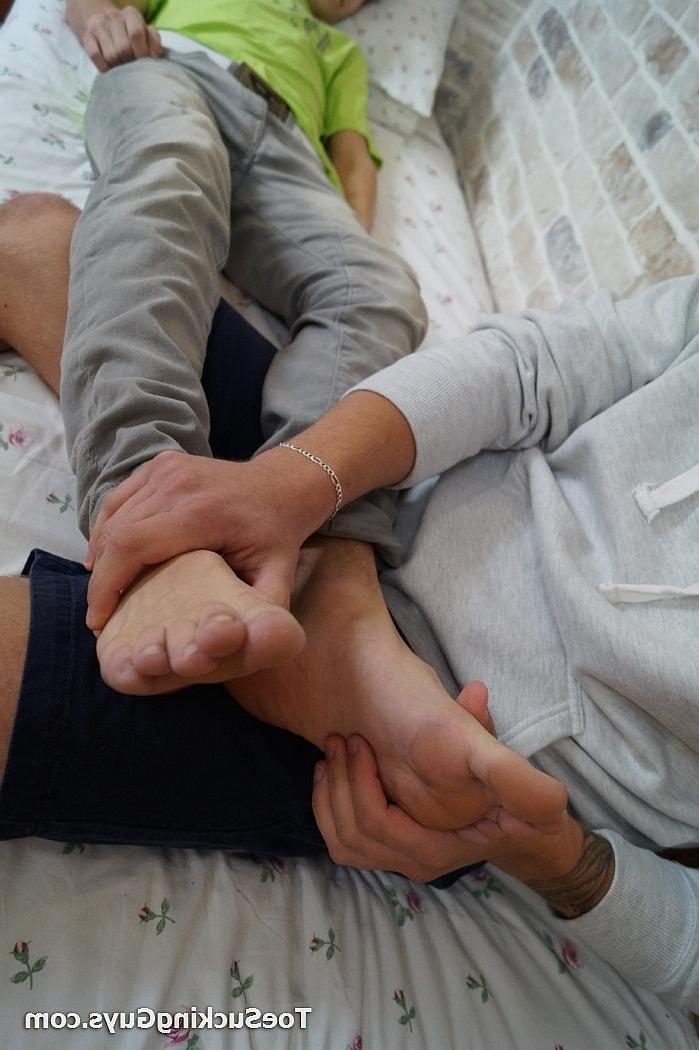 20P Die geilen Schwulen Corey Law und Marion Anel enthüllen ihre Schwänze vor einem heißen Knall