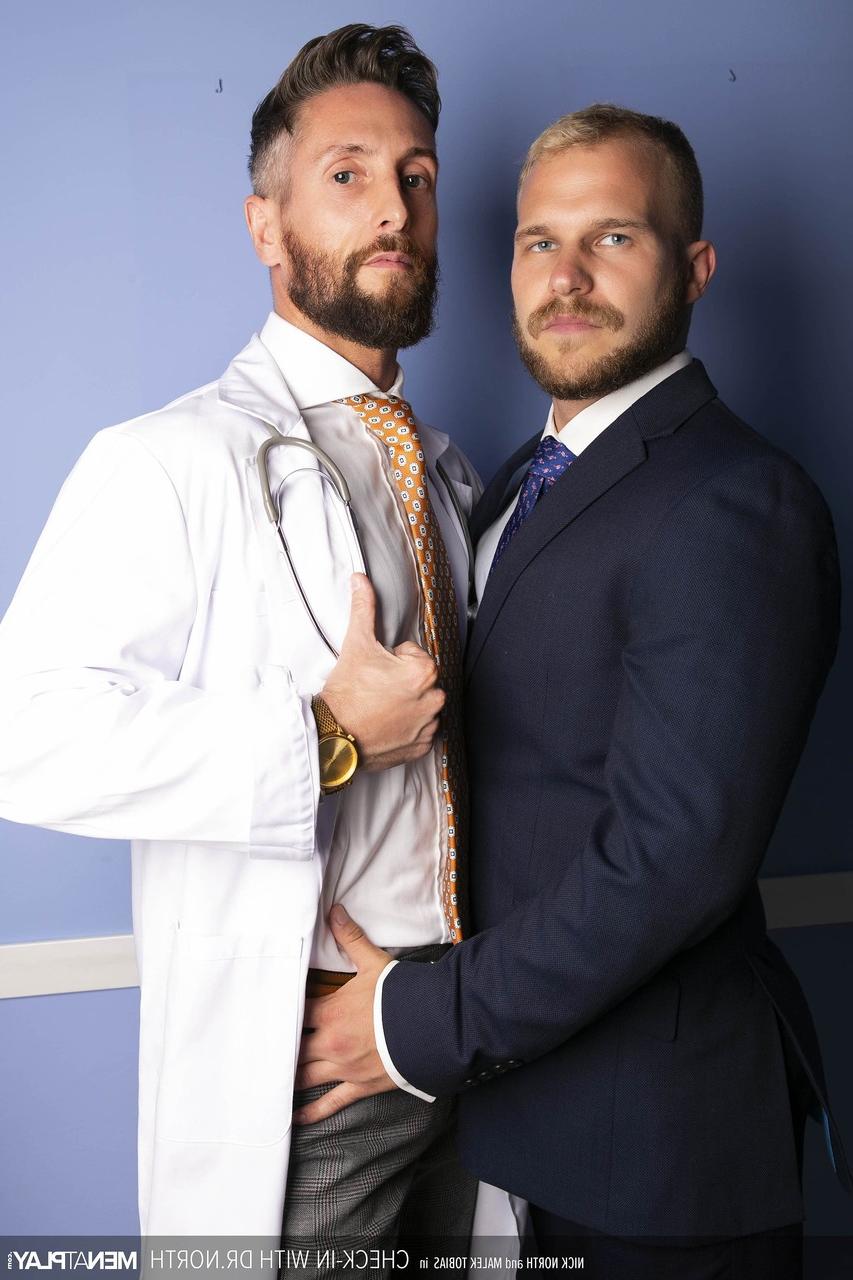 20P Blonde bodybuilder Malek Tobias getting analized by gay doctor Nick North