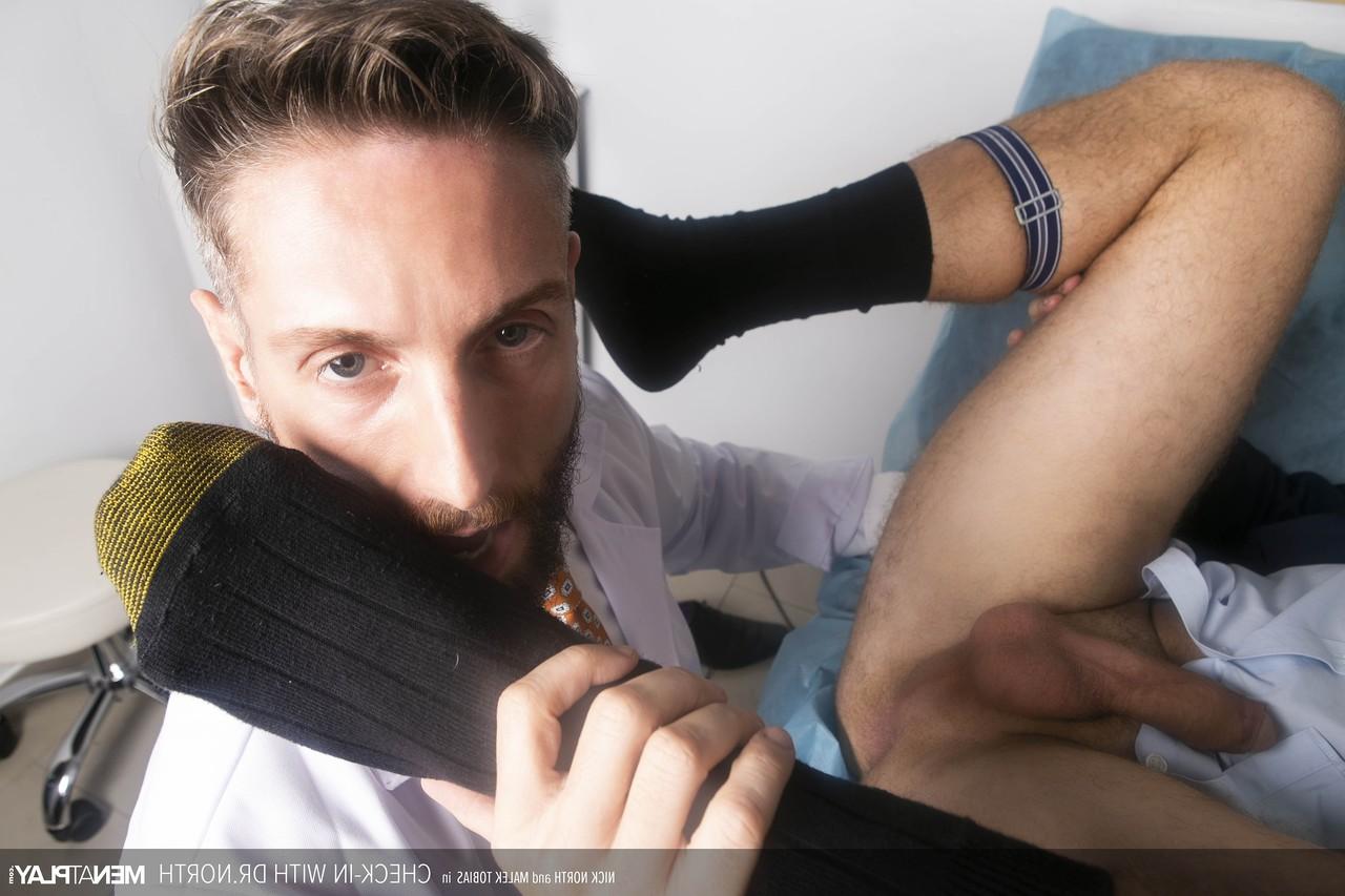 20P Blonde bodybuilder Malek Tobias getting analized by gay doctor Nick North