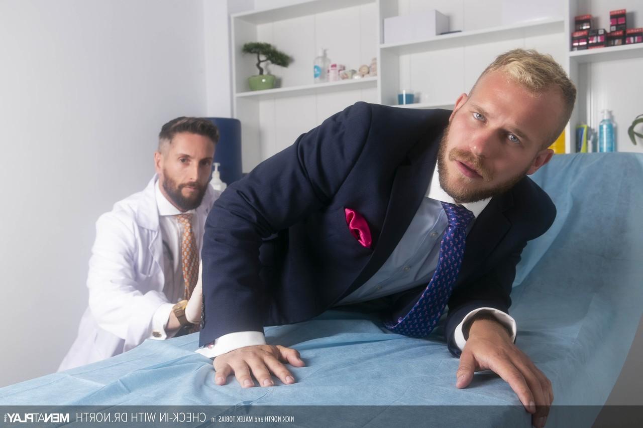 20P Blonde bodybuilder Malek Tobias getting analized by gay doctor Nick North