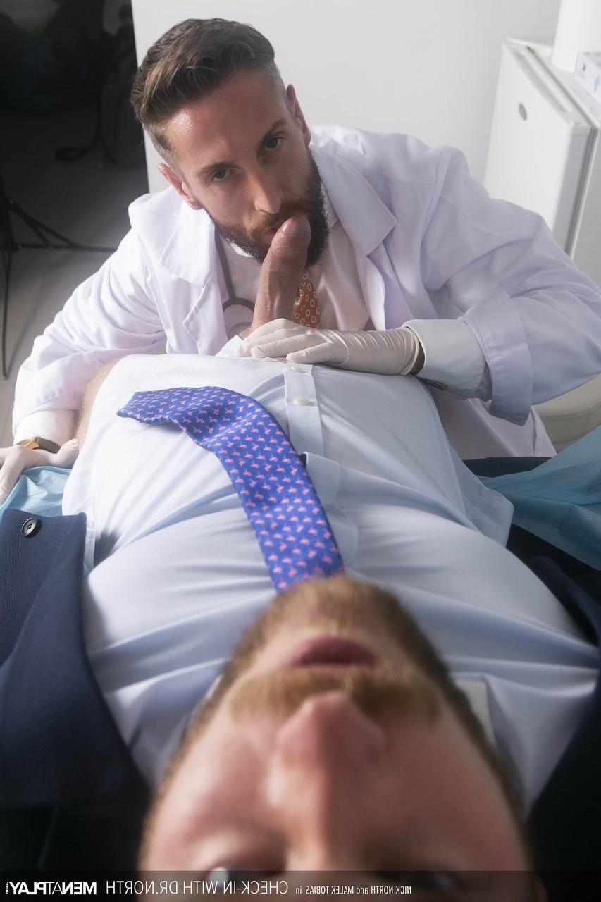 20P Blonde bodybuilder Malek Tobias getting analized by gay doctor Nick North