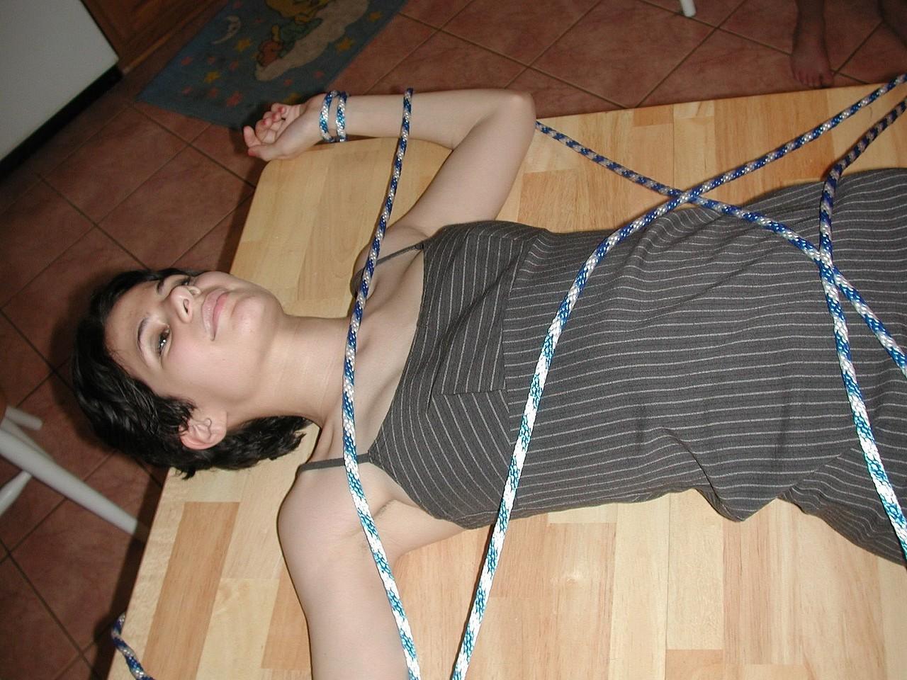20P Vixen, lesbienne mature, offre à sa copine un DP avec des godes dans un bondage à la corde.