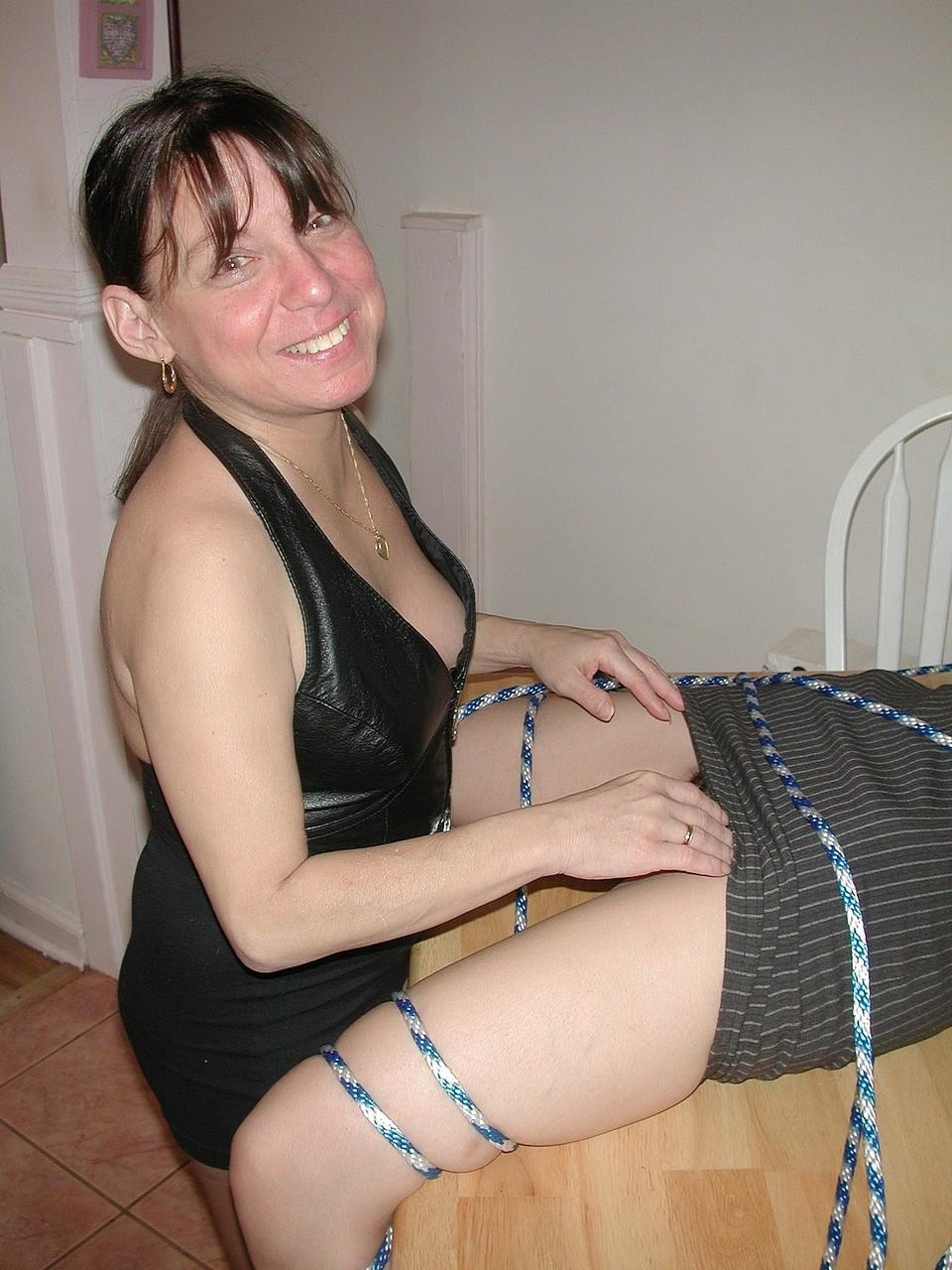 20P Vixen, lesbienne mature, offre à sa copine un DP avec des godes dans un bondage à la corde.