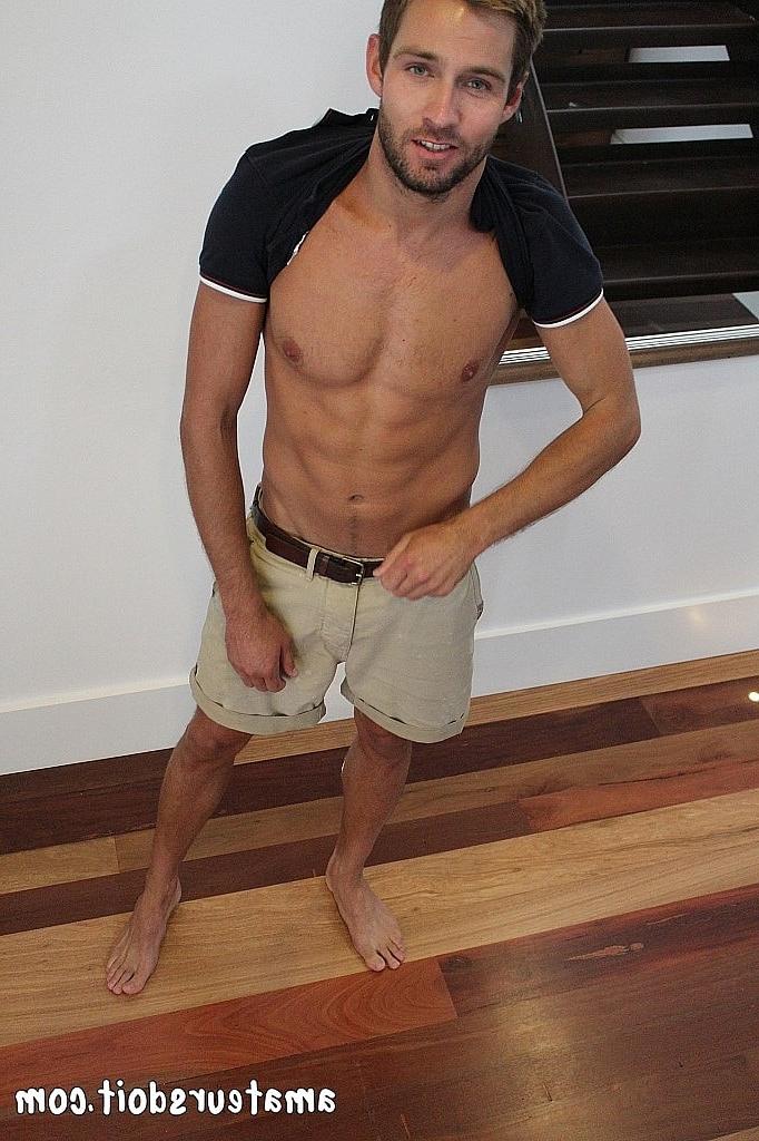 20P O amador gay barbudo sexy Rick Chester mostra seus músculos e posa de cueca