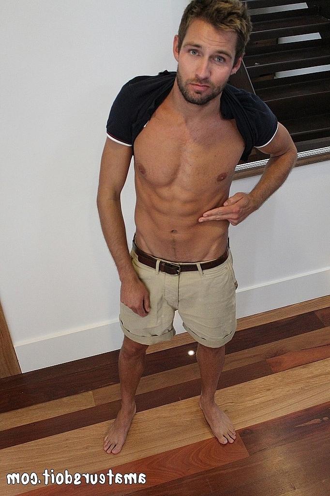 20P O amador gay barbudo sexy Rick Chester mostra seus músculos e posa de cueca